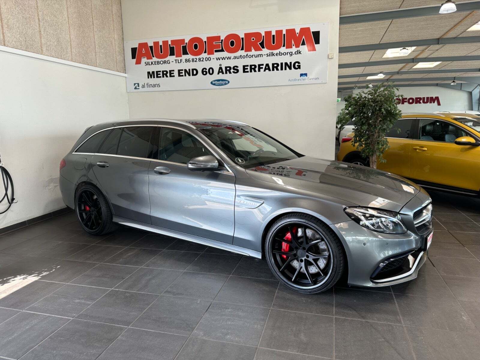 Grå Mercedes C63 fra 2017