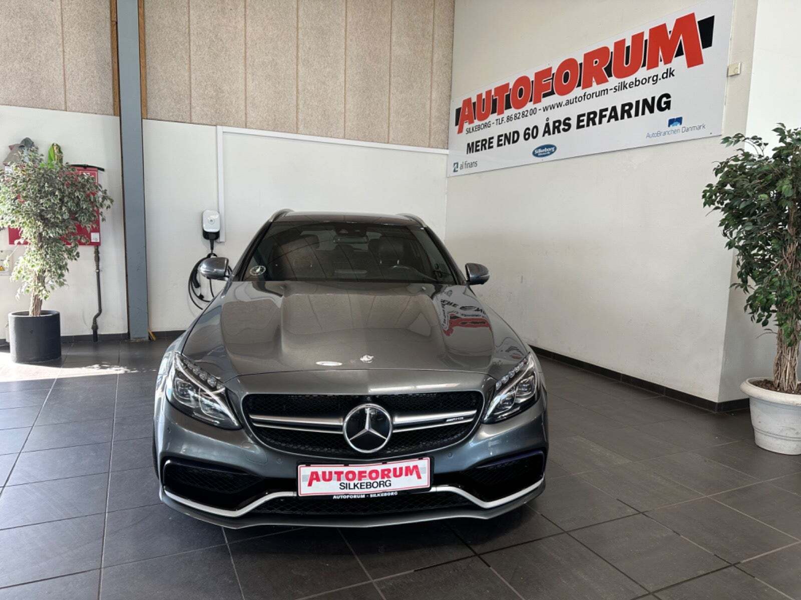 Grå Mercedes C63 fra 2017