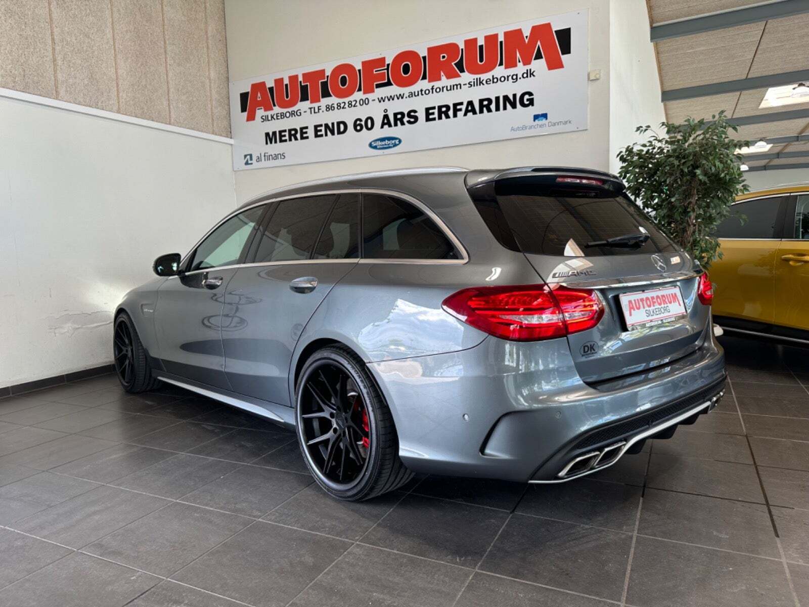 Grå Mercedes C63 fra 2017