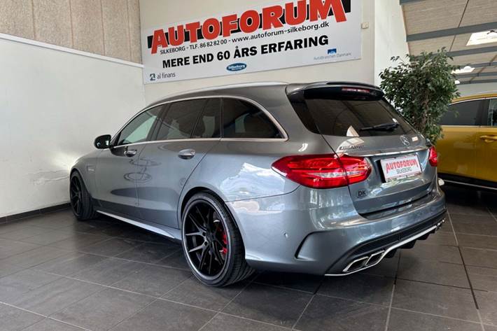 Grå Mercedes C63 fra 2017