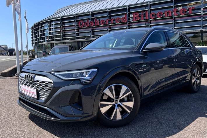 Grå Audi Q8 e-tron fra 2024 set udefra