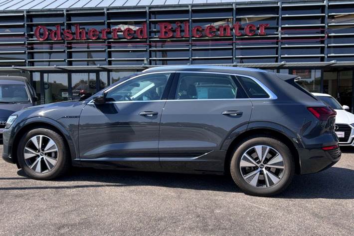 Grå Audi Q8 e-tron fra 2024 set udefra