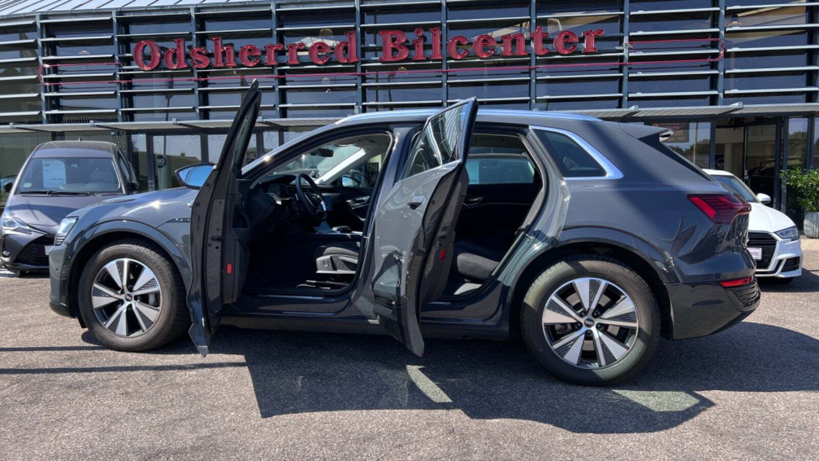 Grå Audi Q8 e-tron fra 2024 set udefra