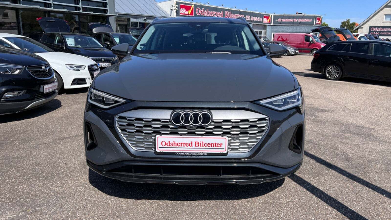Grå Audi Q8 e-tron fra 2024 set udefra