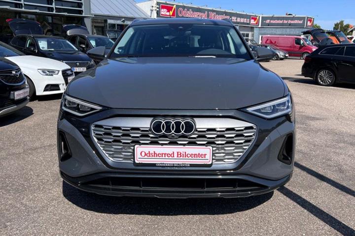 Grå Audi Q8 e-tron fra 2024 set udefra
