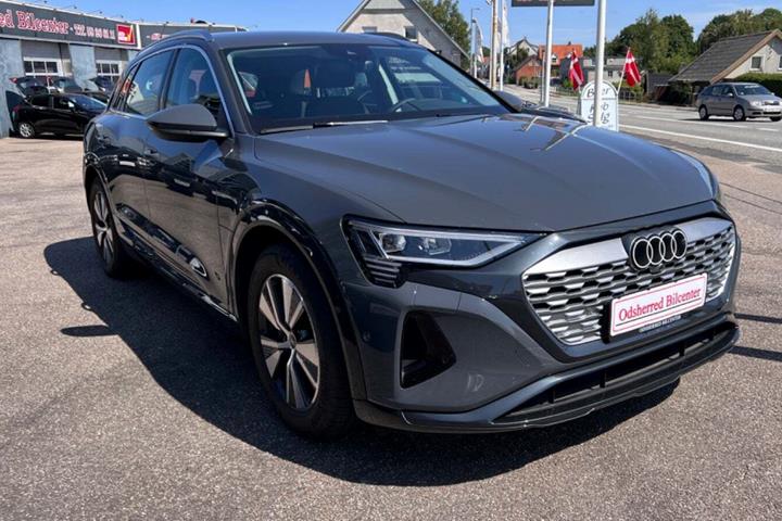Grå Audi Q8 e-tron fra 2024 set udefra