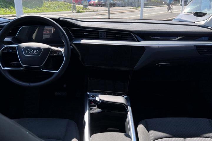 Grå Audi Q8 e-tron fra 2024 set indefra