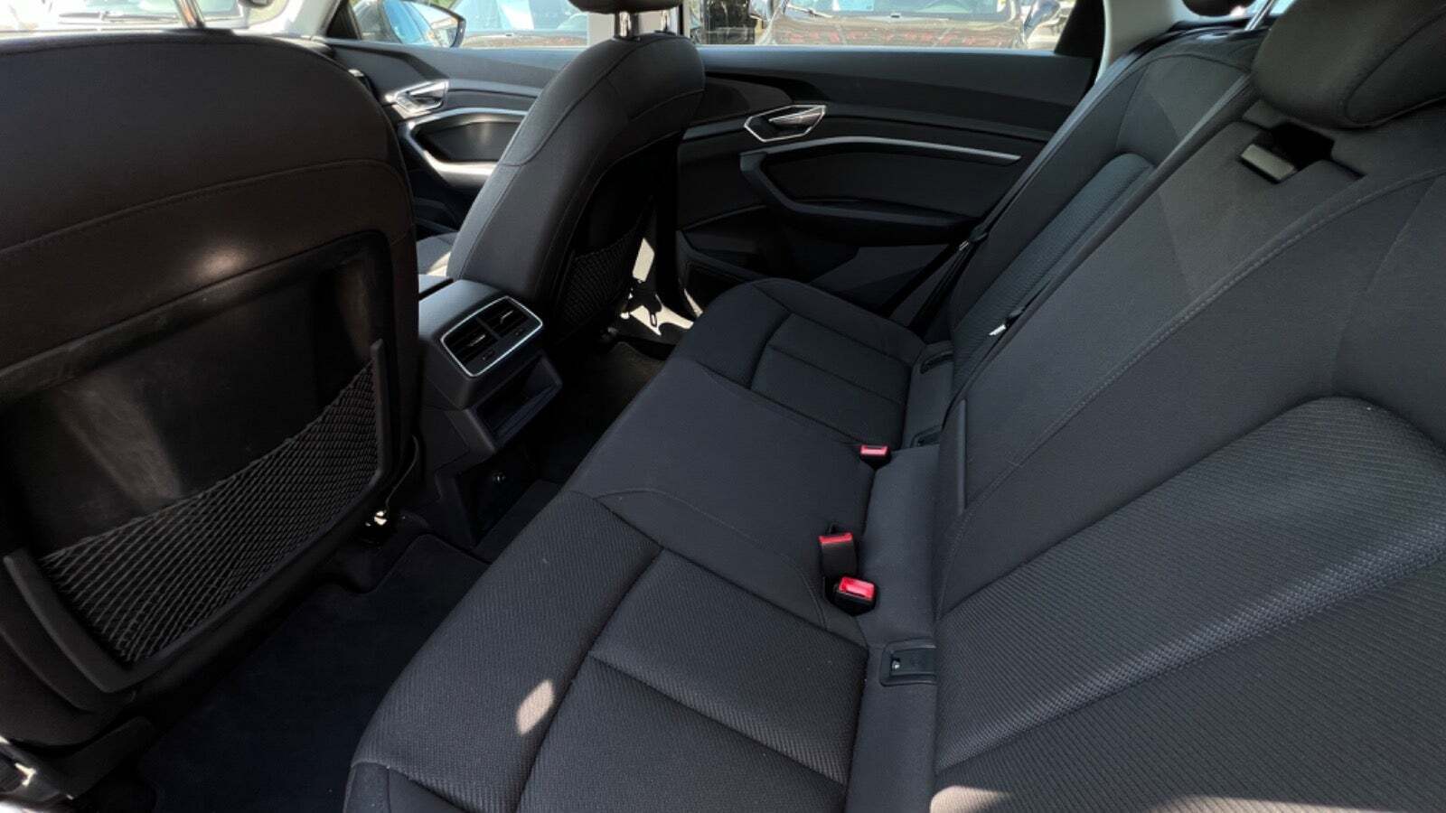 Grå Audi Q8 e-tron fra 2024 set indefra