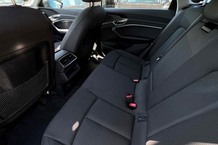 Grå Audi Q8 e-tron fra 2024 set indefra