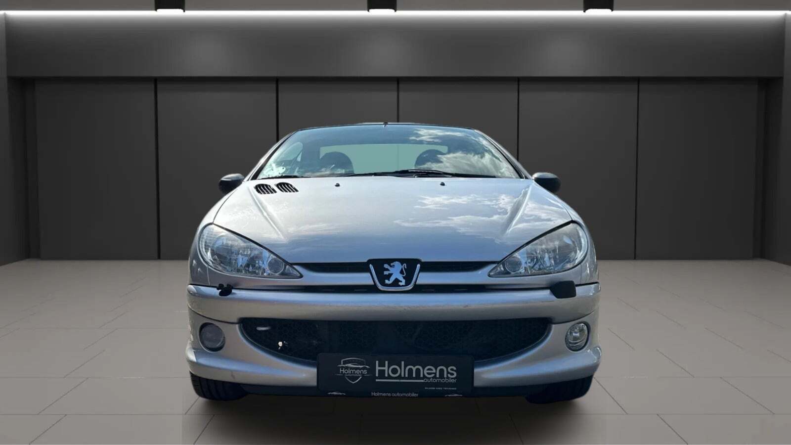 Sølv Peugeot 206 fra 2004 set udefra