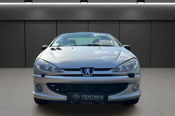 Sølv Peugeot 206 fra 2004 set udefra