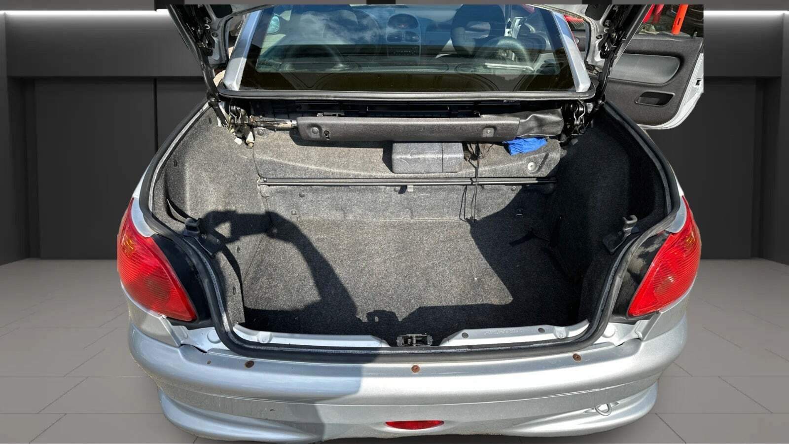 Sølv Peugeot 206 fra 2004 set udefra