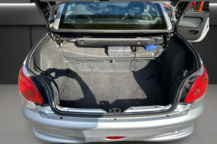 Sølv Peugeot 206 fra 2004 set udefra