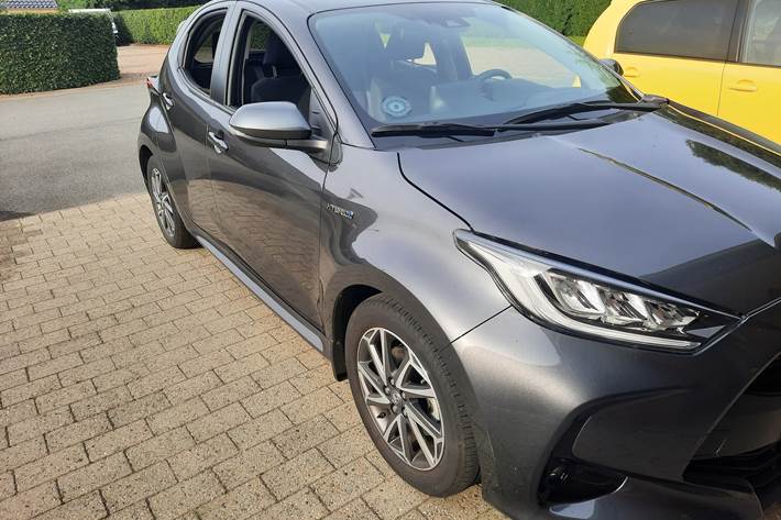 Grå Toyota Yaris fra 2021