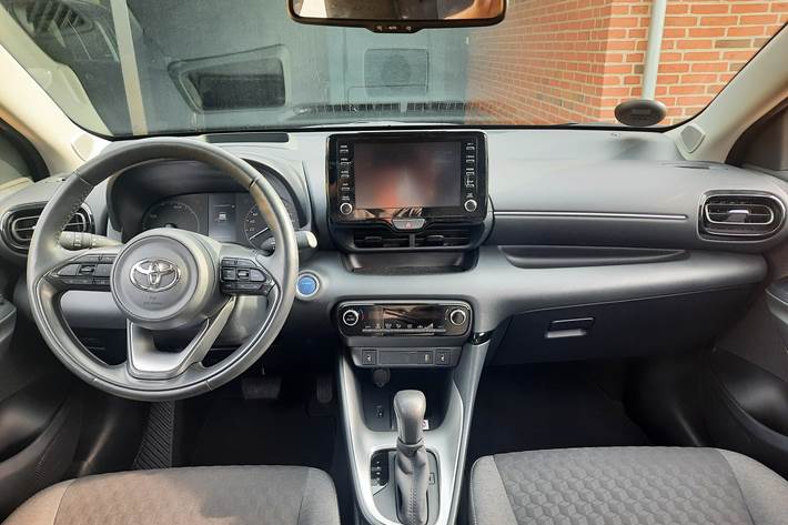 Grå Toyota Yaris fra 2021