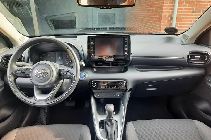 Grå Toyota Yaris fra 2021
