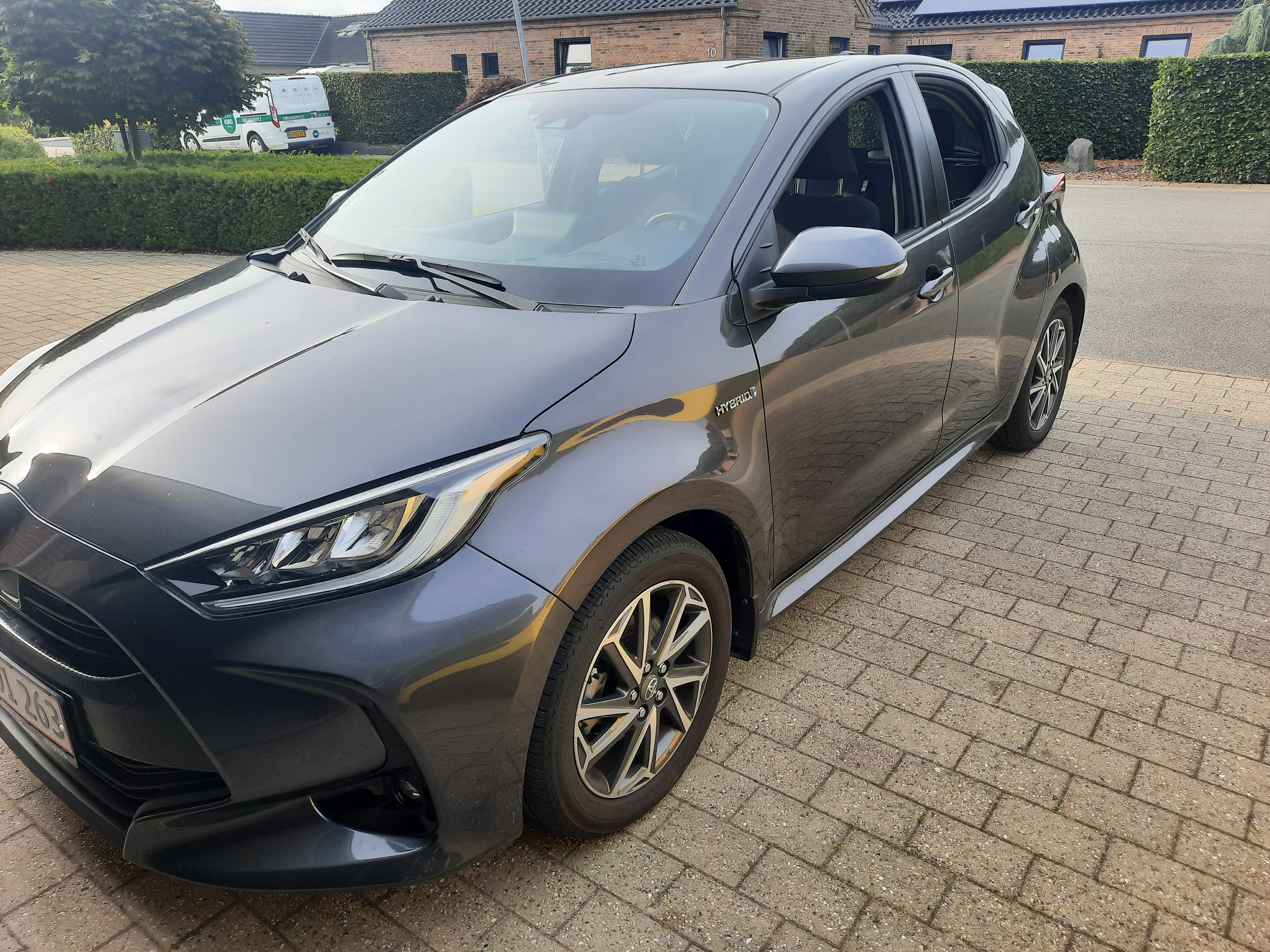 Grå Toyota Yaris fra 2021