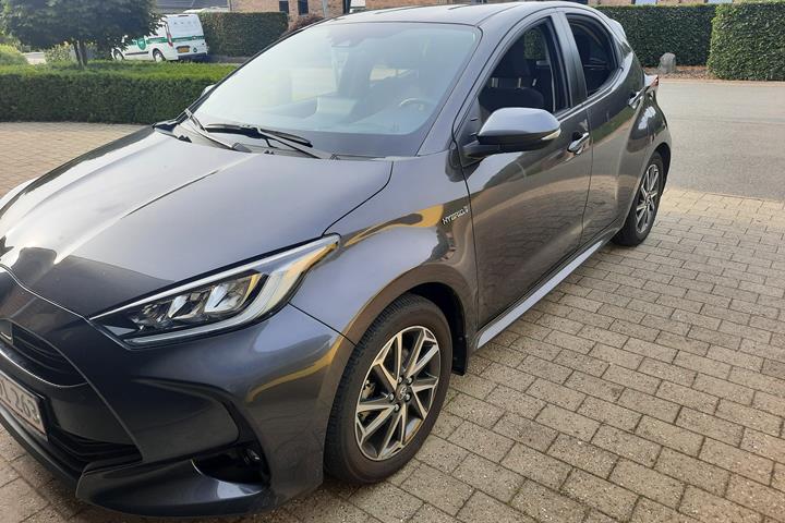 Grå Toyota Yaris fra 2021