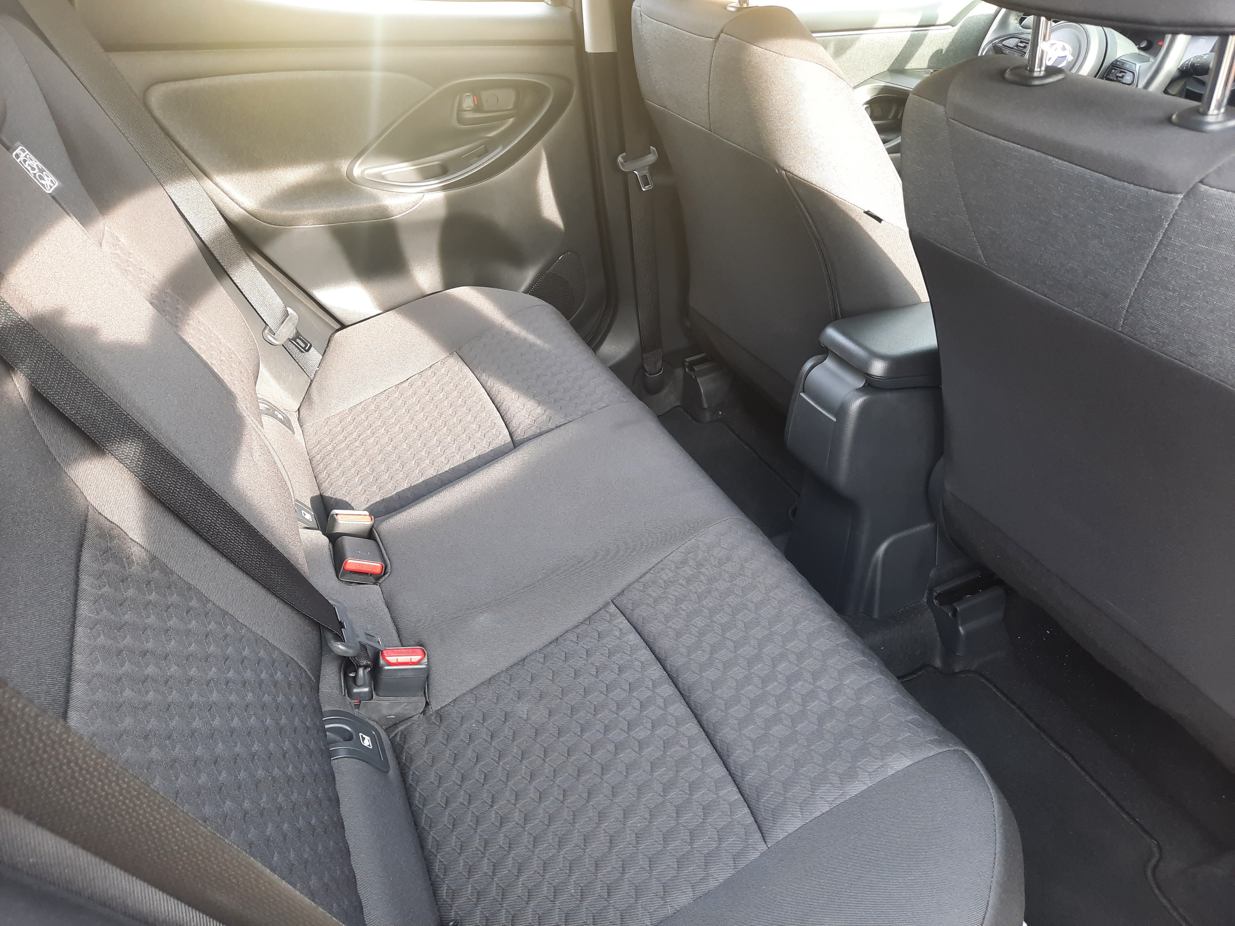 Grå Toyota Yaris fra 2021