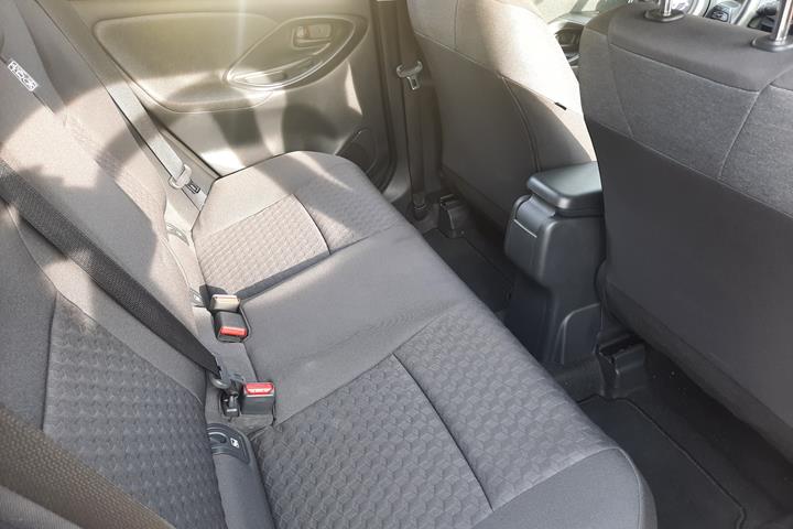 Grå Toyota Yaris fra 2021