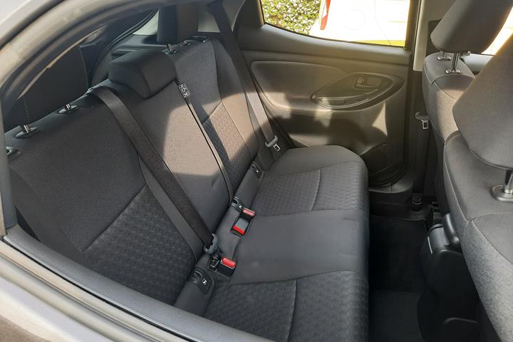 Grå Toyota Yaris fra 2021