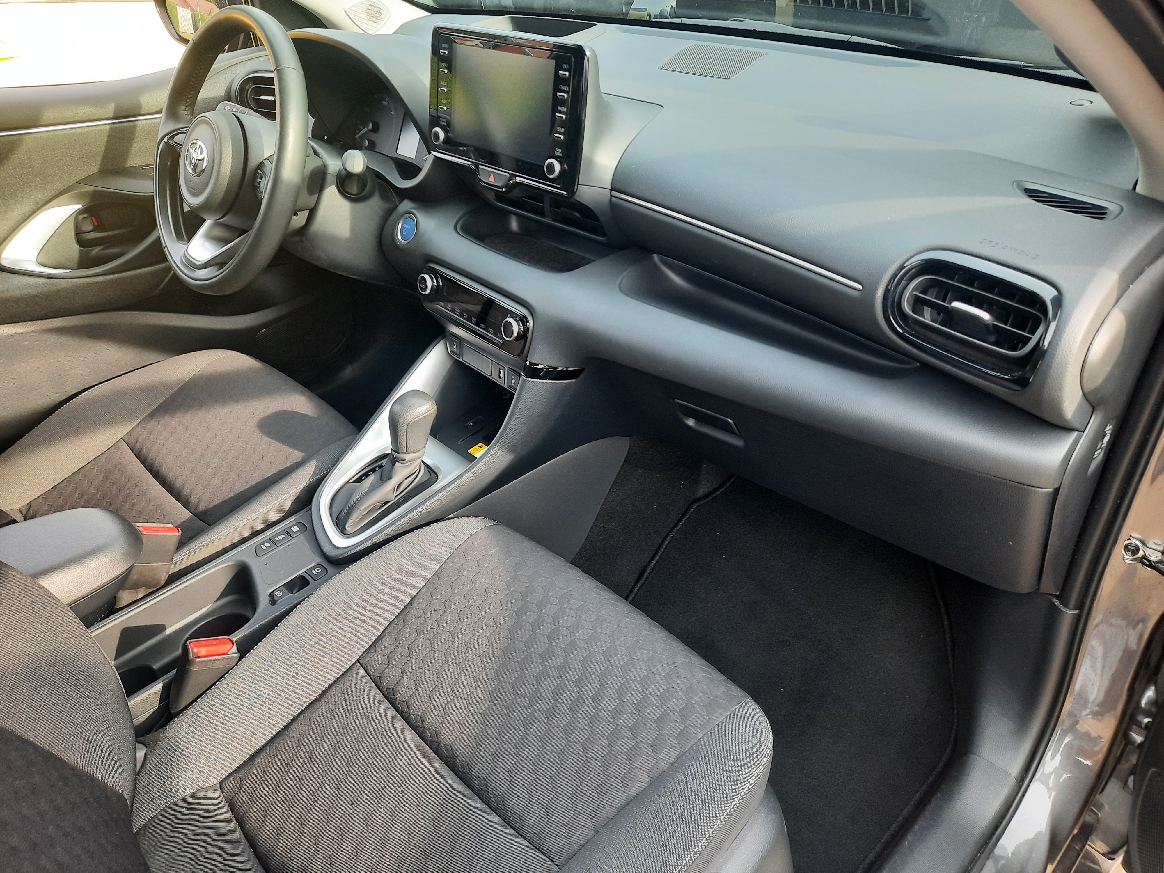 Grå Toyota Yaris fra 2021