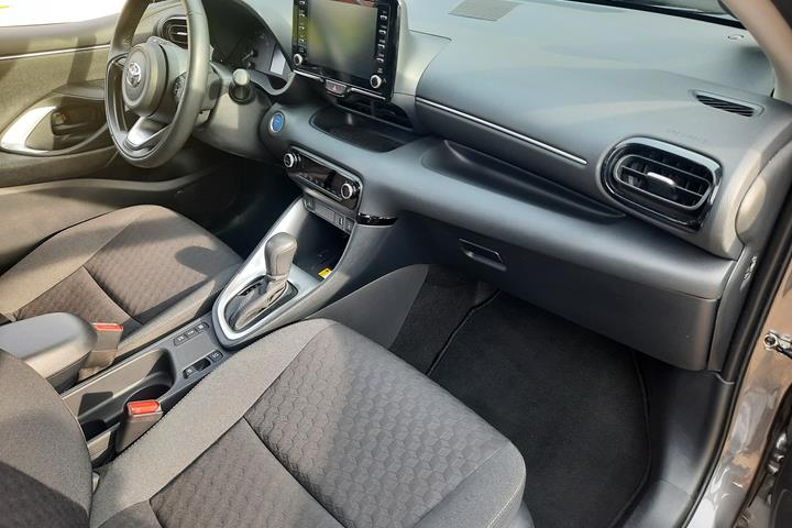 Grå Toyota Yaris fra 2021