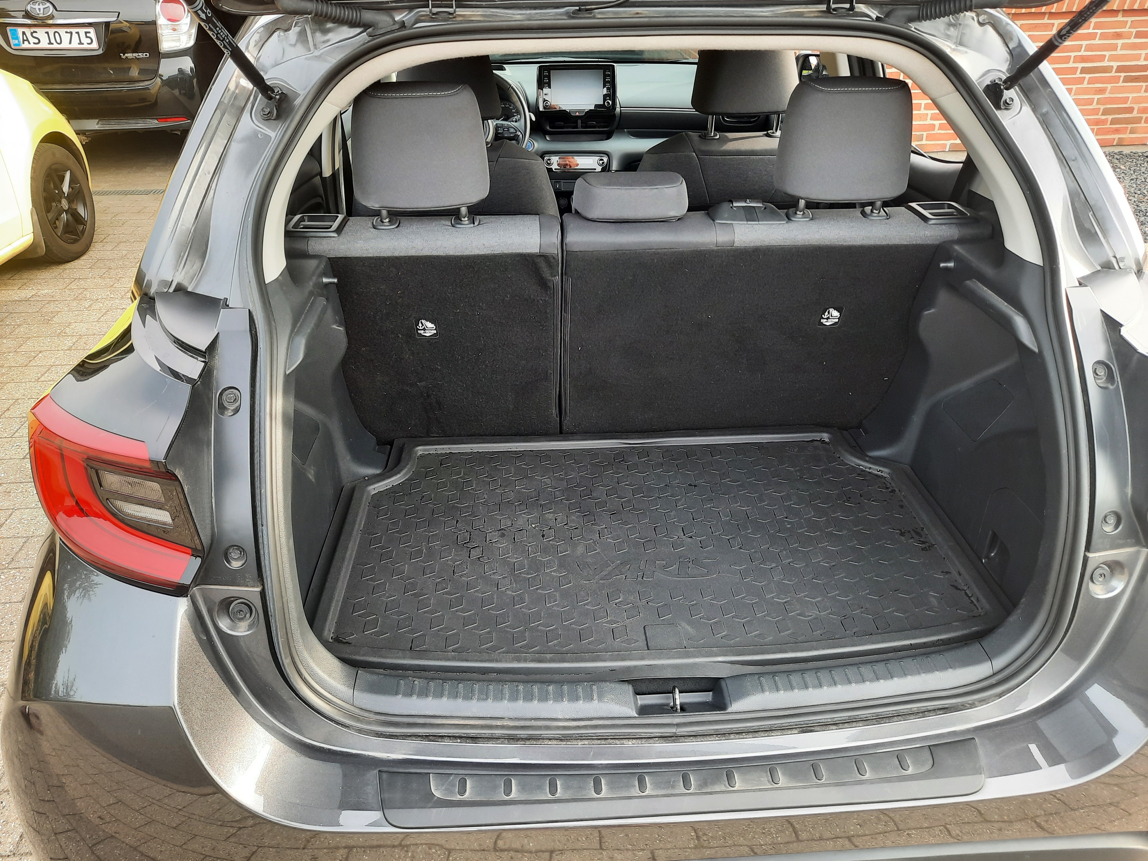 Grå Toyota Yaris fra 2021