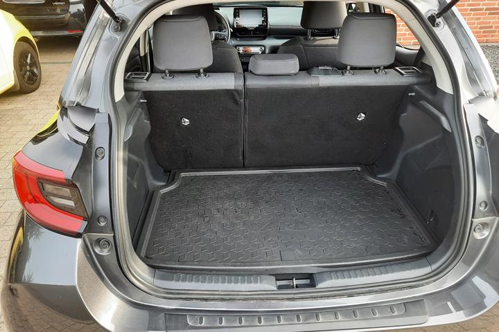 Grå Toyota Yaris fra 2021