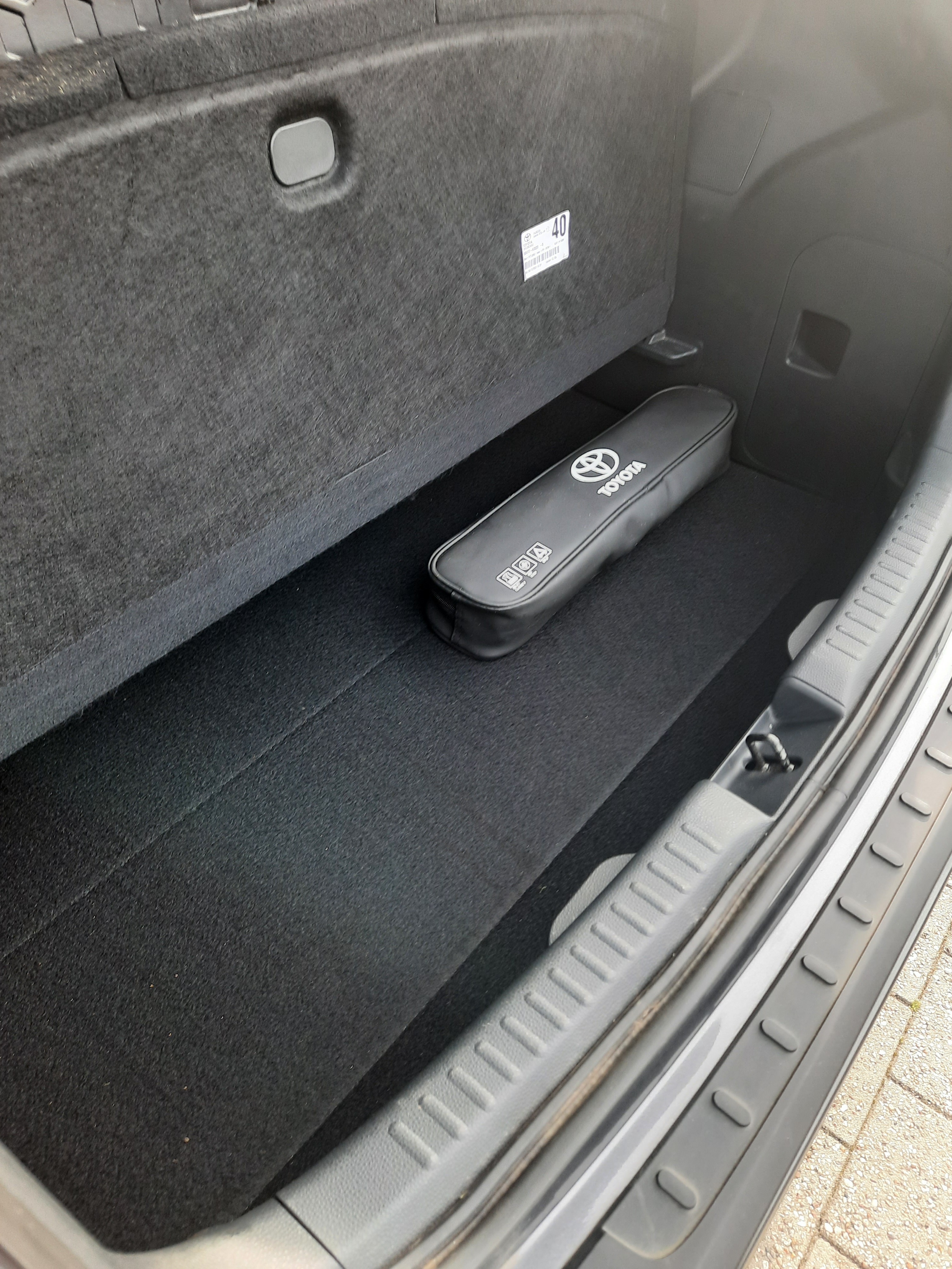 Grå Toyota Yaris fra 2021