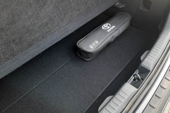 Grå Toyota Yaris fra 2021