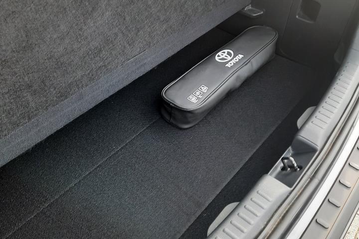 Grå Toyota Yaris fra 2021