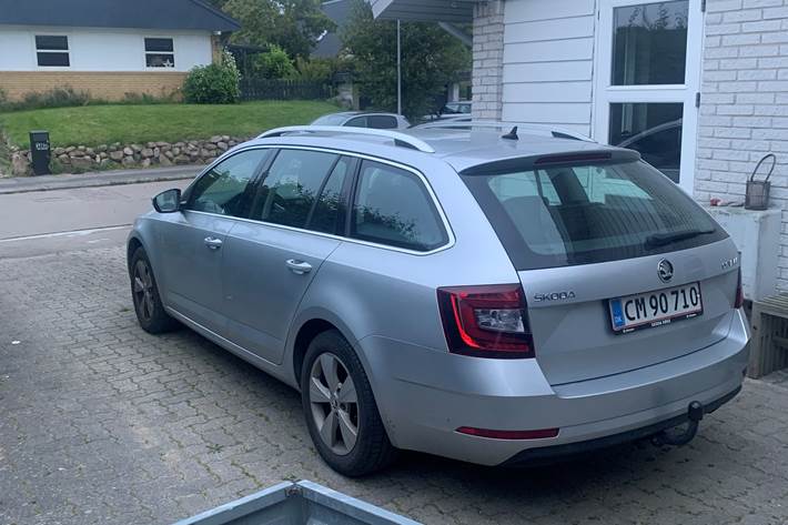 Grå Skoda Octavia fra 2019