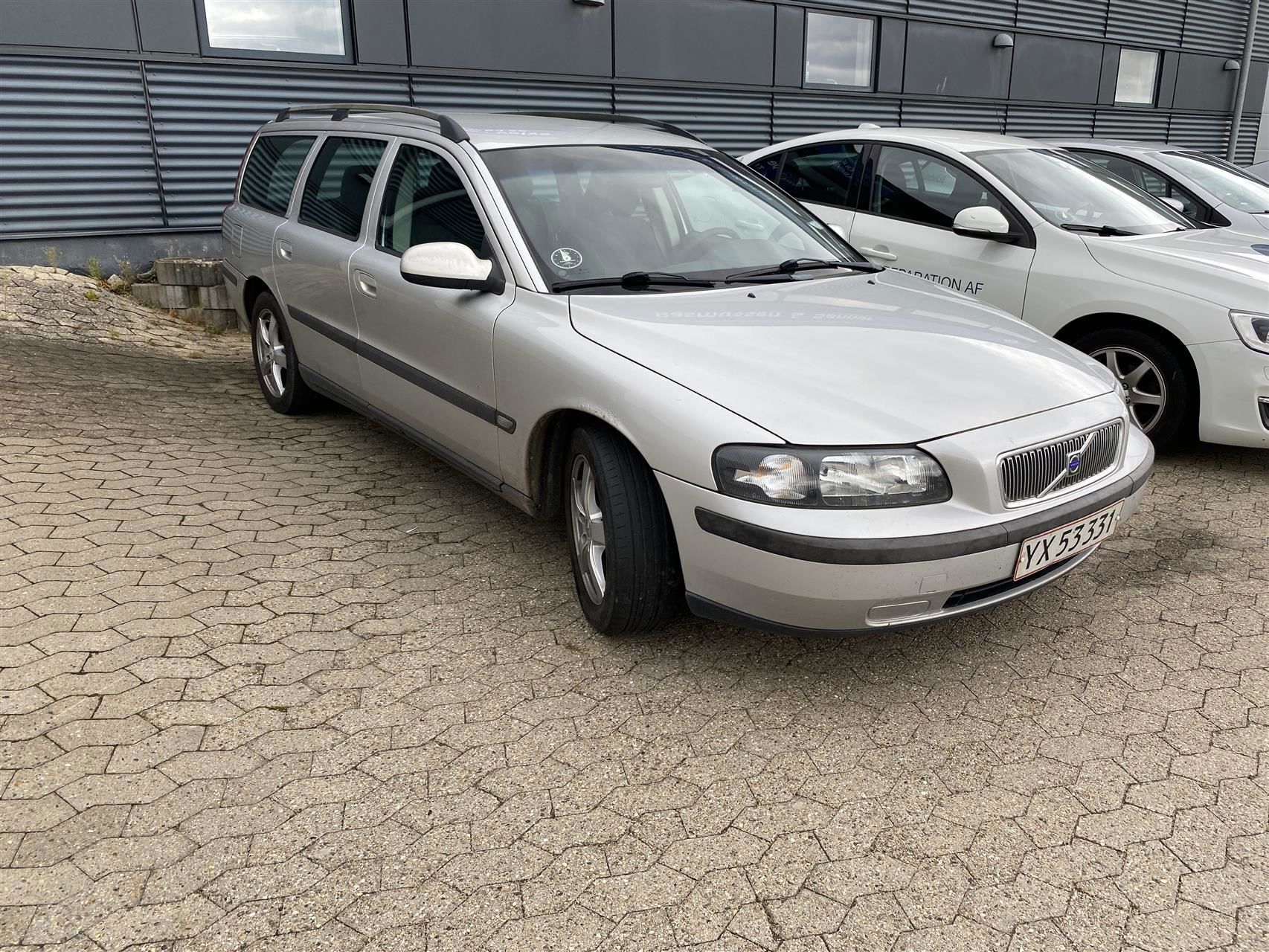 Grå Volvo V70 fra 2003