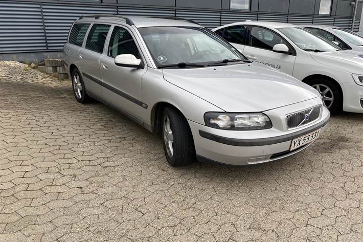 Grå Volvo V70 fra 2003