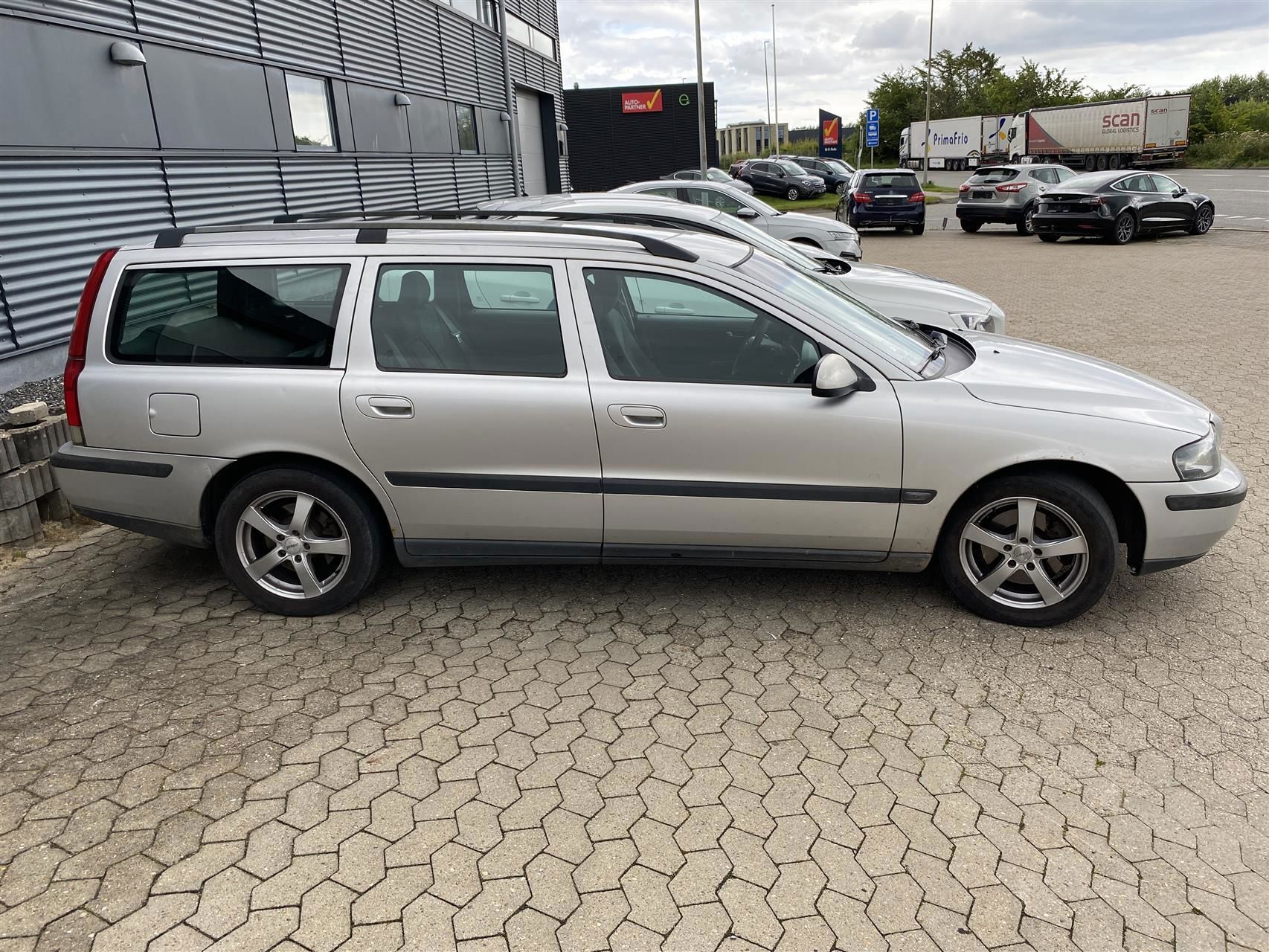 Grå Volvo V70 fra 2003