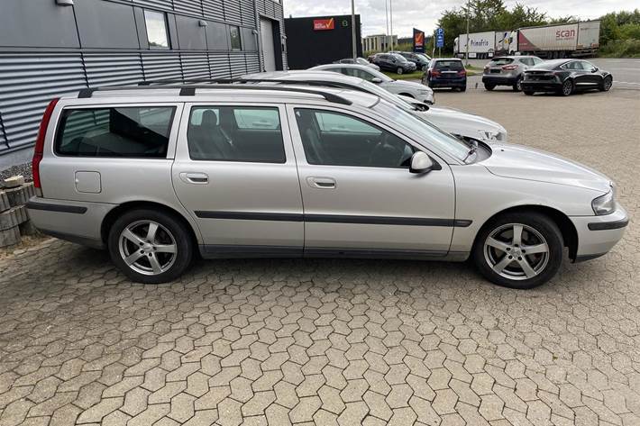 Grå Volvo V70 fra 2003