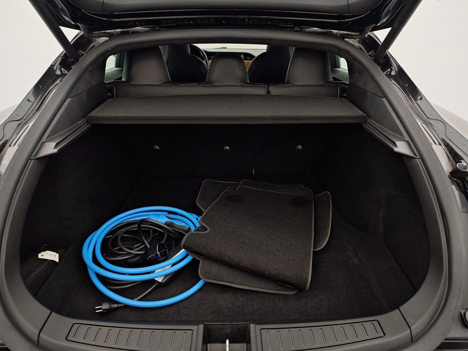 Sort Tesla Model S fra 2019