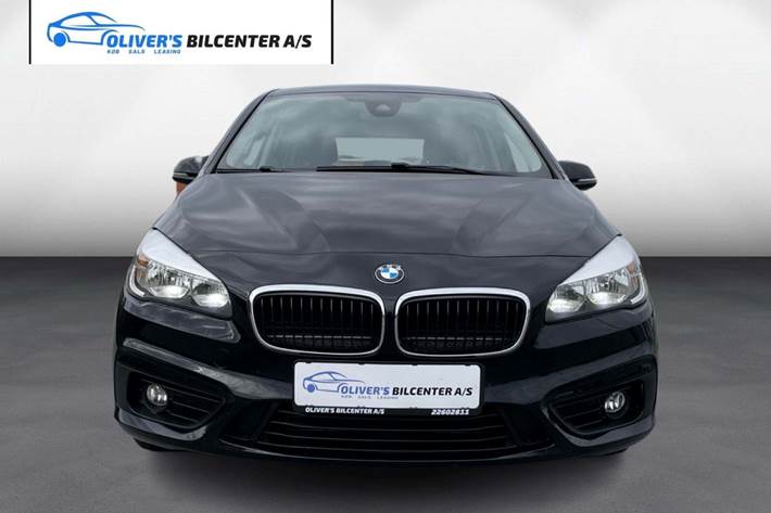 Sort BMW 218d fra 2017 set udefra
