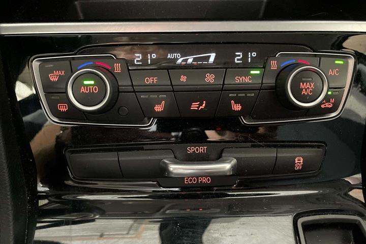 Sort BMW 218d fra 2017 set indefra
