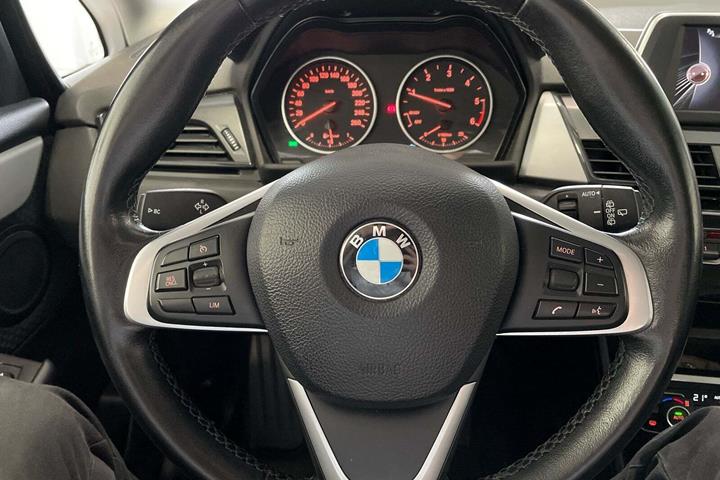 Sort BMW 218d fra 2017 set indefra