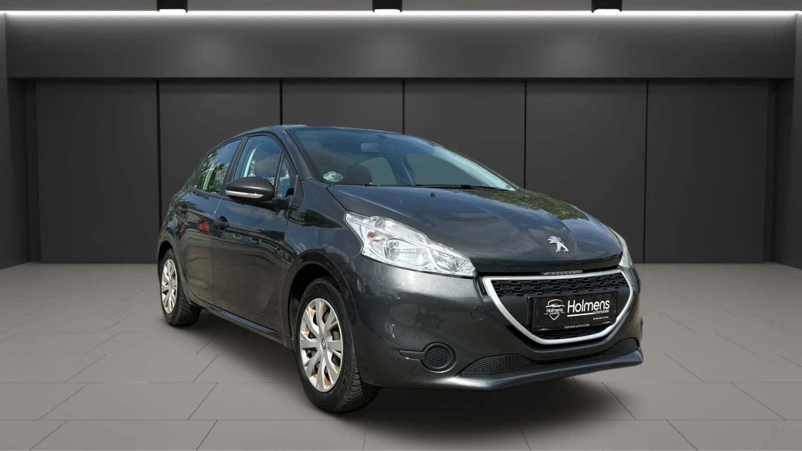 Grå Peugeot 208 fra 2013 set udefra