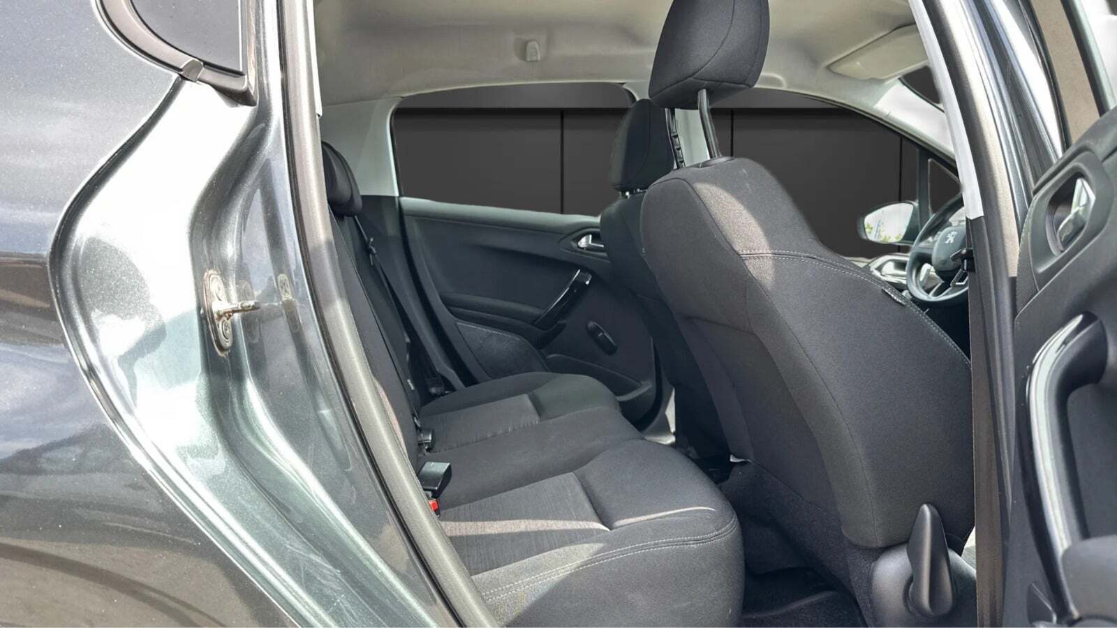 Grå Peugeot 208 fra 2013