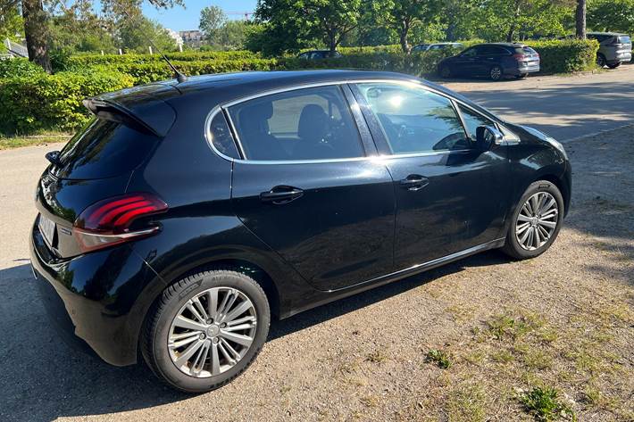 Sort Peugeot 208 fra 2017