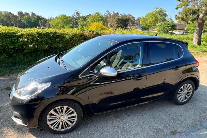Sort Peugeot 208 fra 2017