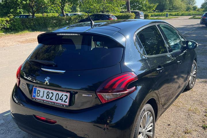 Sort Peugeot 208 fra 2017
