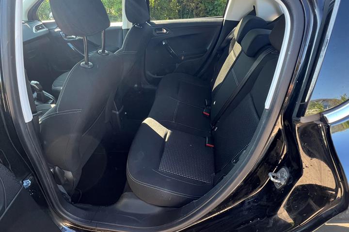 Sort Peugeot 208 fra 2017