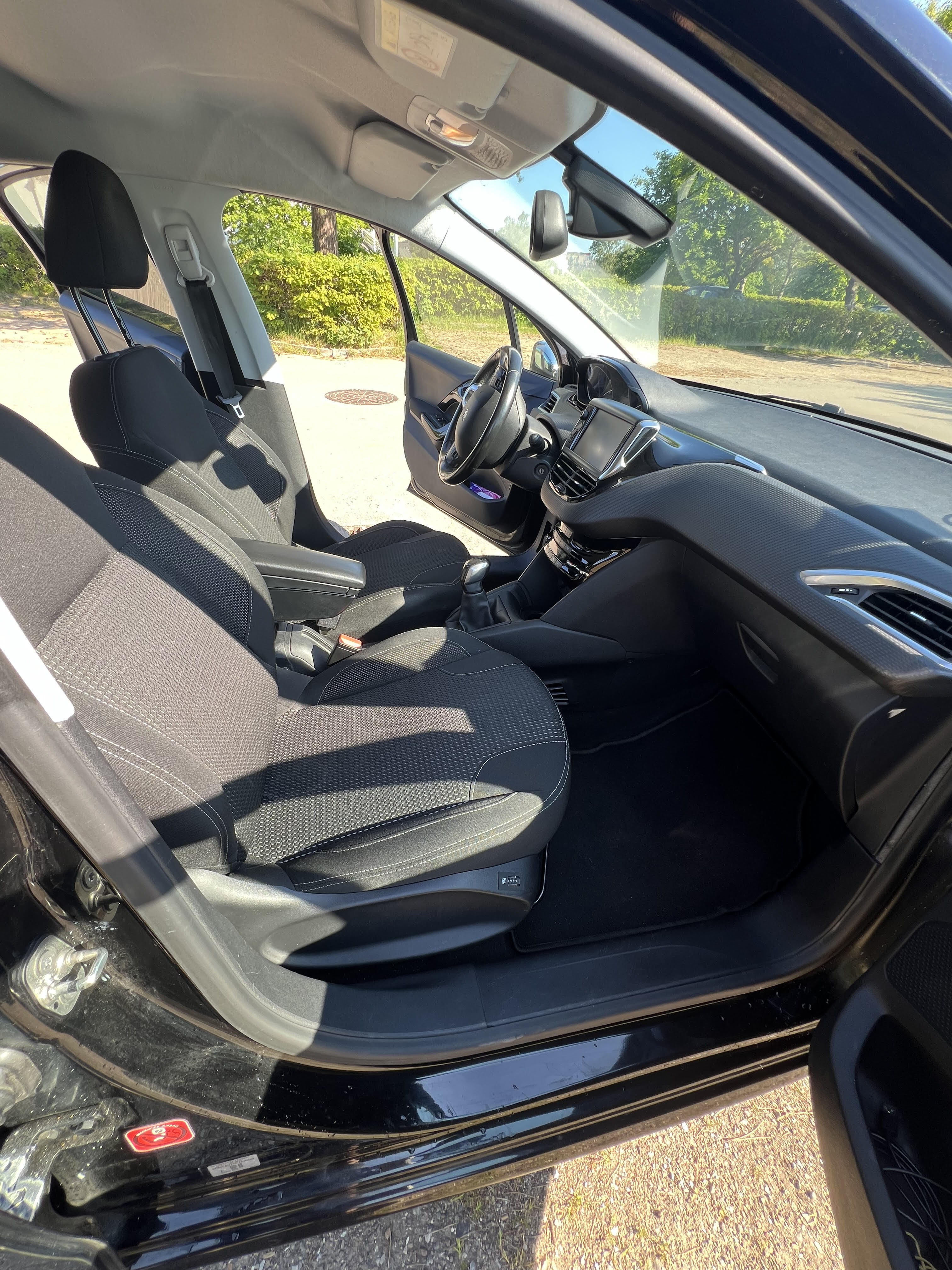 Sort Peugeot 208 fra 2017