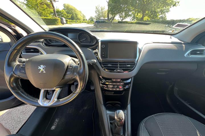 Sort Peugeot 208 fra 2017