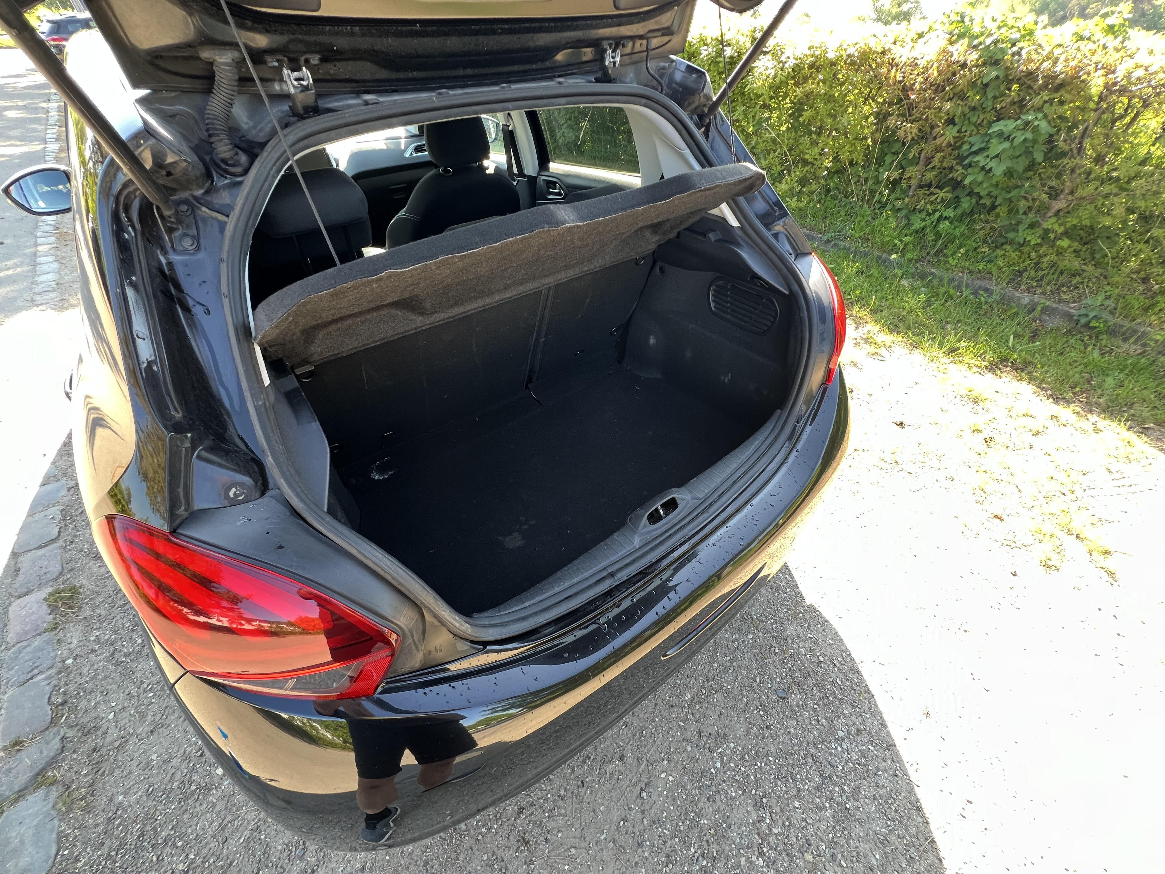 Sort Peugeot 208 fra 2017